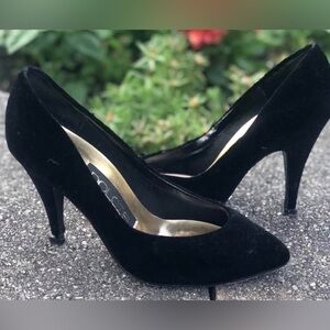 Nina Black velvet closed toe heels size 7